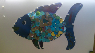 Gemeinschaftsfisch: jedes Kind in der Kita darf eine Schuppe malen