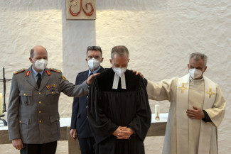 Brigadegeneral Ruprecht von Butler, Kommandeur der 10.PzDiv, der leitende Polizeidirektor Thorsten Lehmann u. der kath. MilPfr. Dr. Andreas Rudiger führen Pfarrer Fiedler in sein Amt ein.