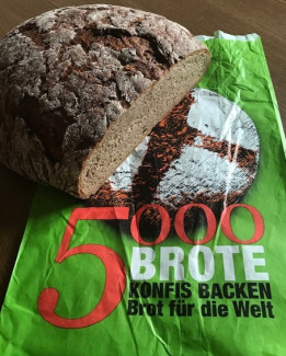 Konfis backen Brot