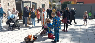 Österliches Zusammensein auf der Terrasse unterhalb der Kirche
