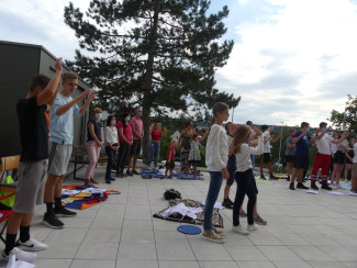 ... auf mitgebrachten Picknick-Decken konnte mit Abstand gemeinsam Gottesdienst im Freien gefeiert werden