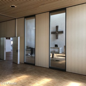 Blick aus einem neuen Gruppenraum in die Kirche